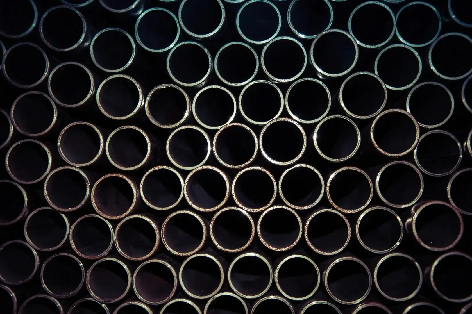 Gros plan sur des tubes de cadre de vélo en acier brut