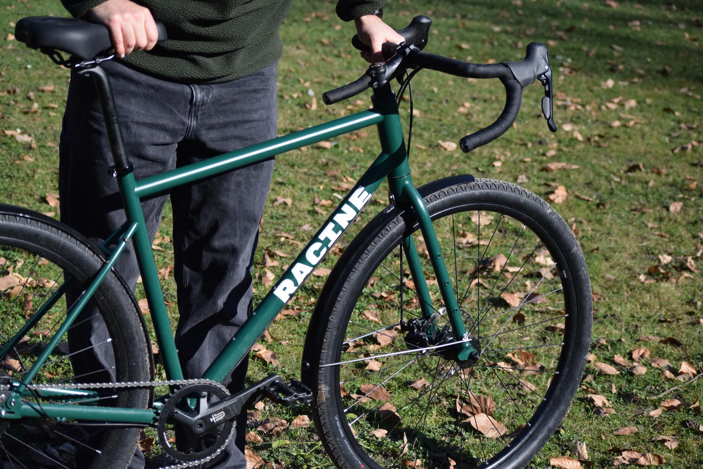Vélo urbain Vélos-Racine cadre acier CrMo vert mouche, cintre drop bar, vue de trois-quarts avec cycliste
