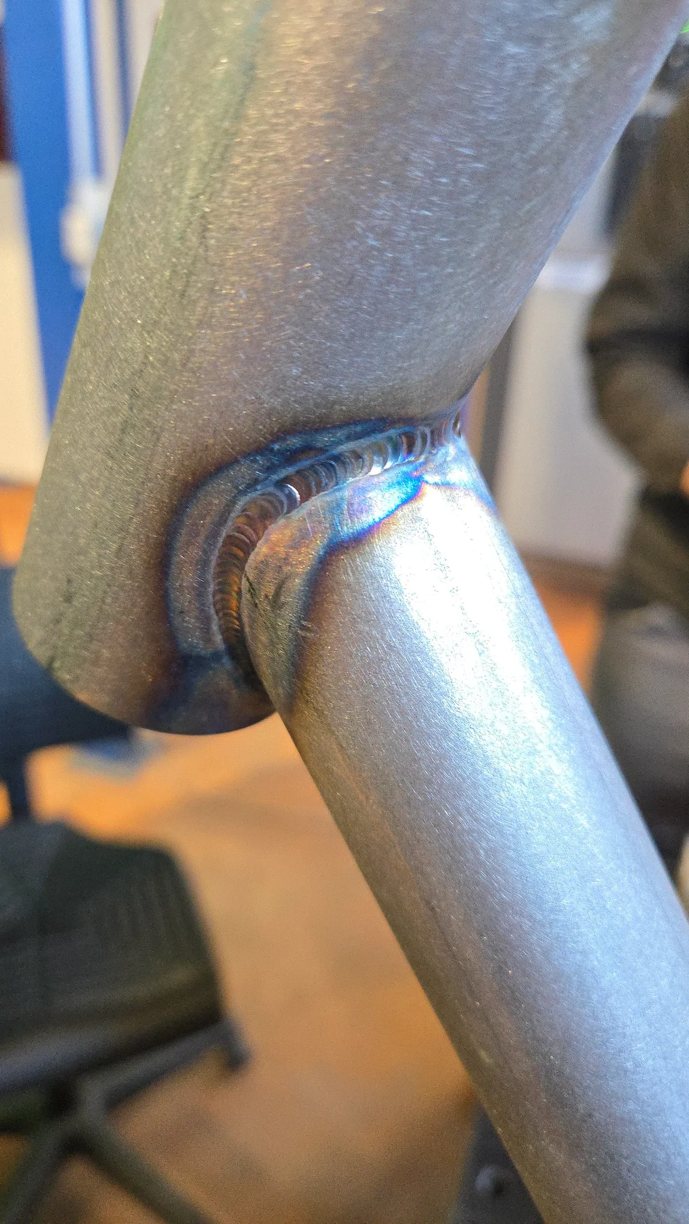 Détail de soudure TIG d'un vélo Vélos-Racine, jonction tube diagonal et tube de direction en acier chromoly