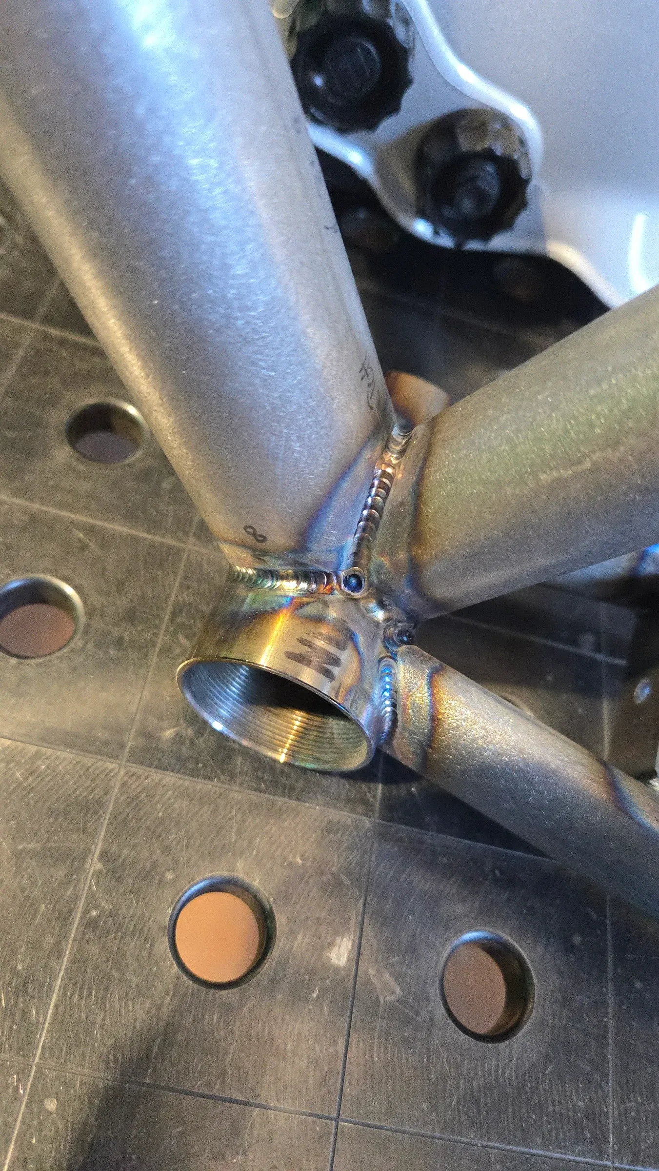 Gros plan sur une soudure TIG au boîtier de pédalier d'un cadre en acier