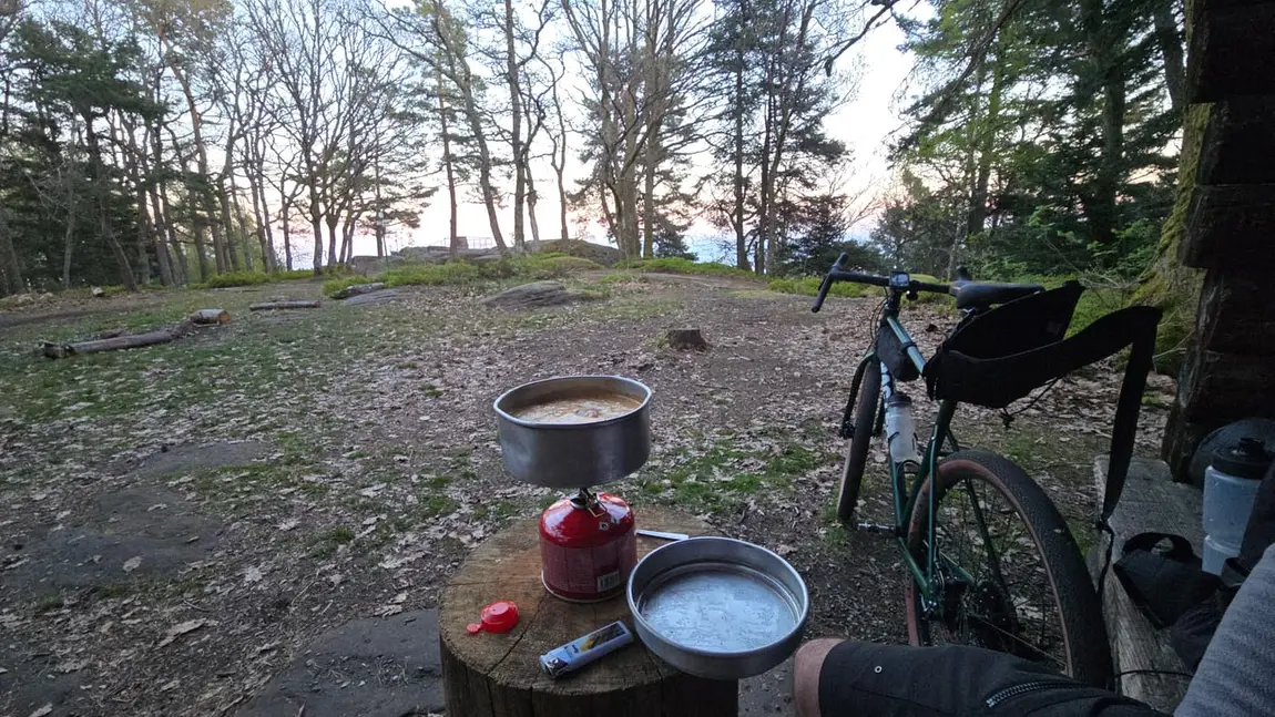 Bivouac au sommet du Mont-Saint-Odile au coucher du soleil, le vélo Racine à côté
